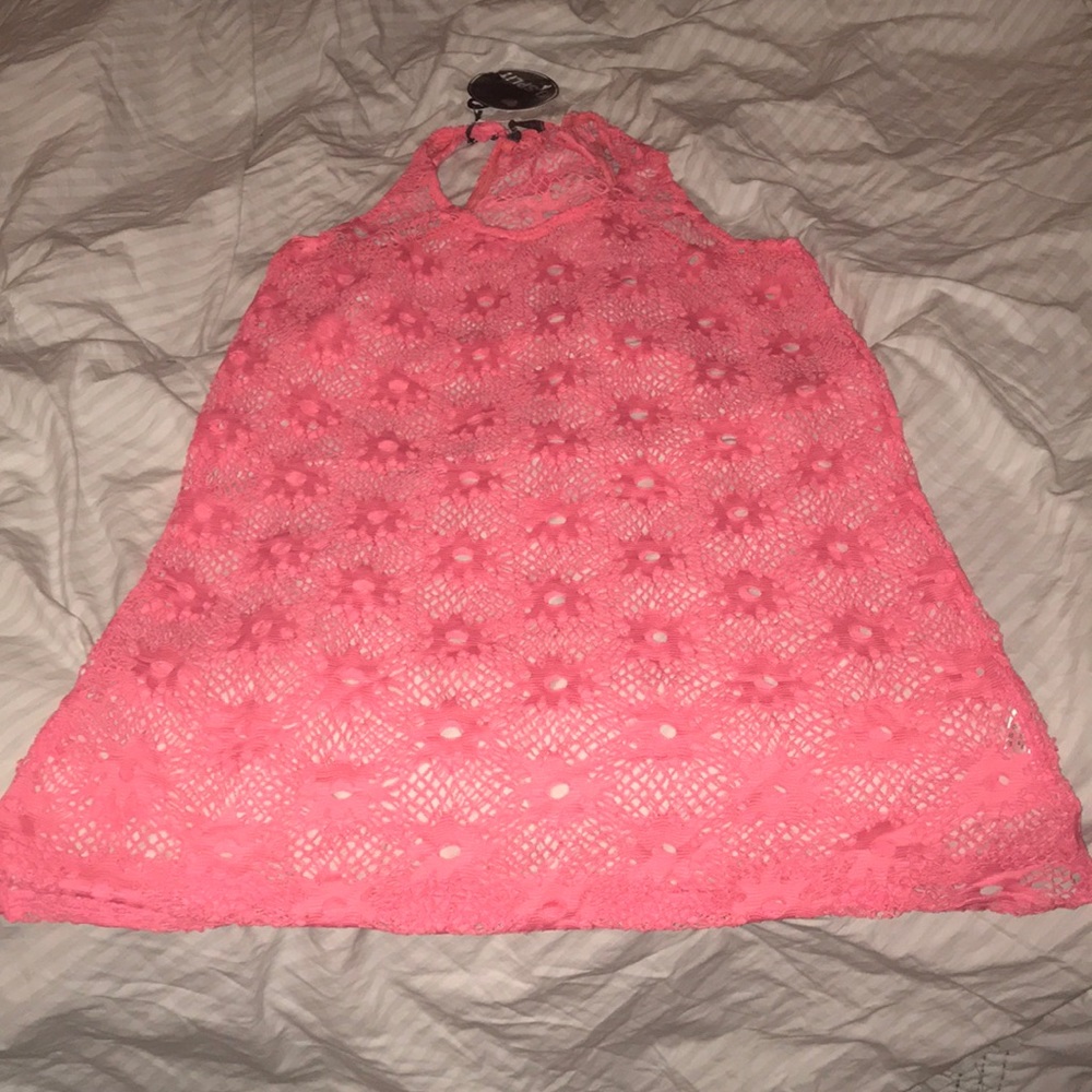 A Neón pink swimsuit cover set. It’s cute.